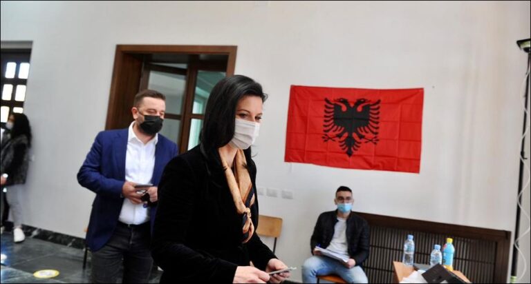 Voton ministrja Etilda Gjonaj, bën thirrje për pjesëmarrje: Shkoni të votoni!