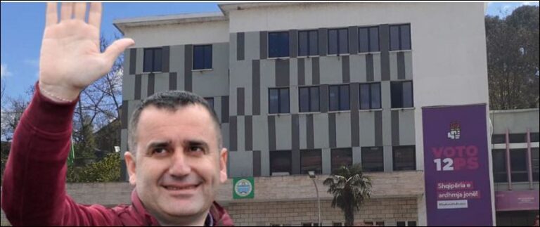 Kastriot Gurra i Librazhdit nuk pyet për ligj, mbulon fasadën e bashkisë me posterin e PS, reagon KQZ-ja