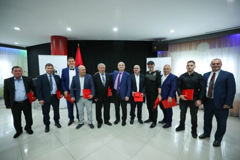 Presidenti Meta dekoron sportistët e Vlorës me titullin ”Mjeshtër i madh”