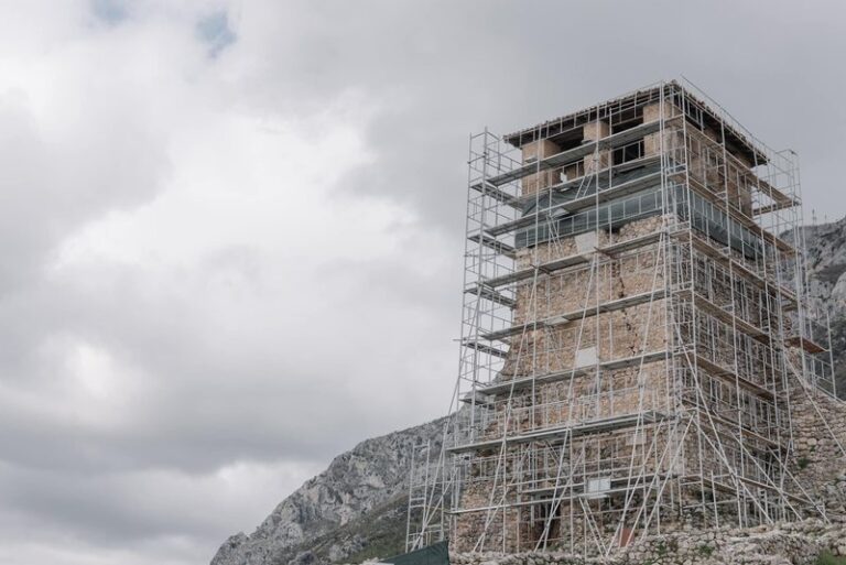 Nis restaurimi në kullën e kalasë së Krujës, pas dëmtimeve nga tërmeti në 2019