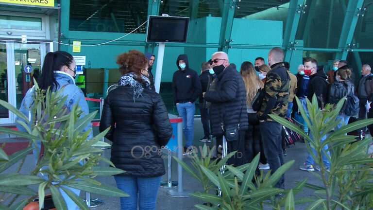 “Qeveria jonë kujton se kemi thasë më lekë ne”, Kaos dhe pritje në Rinas, udhëtarët: S’kemi asnjë informacion