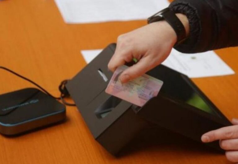 Nuk punonojnë pajisjet, 10 qendra votimi në Finiq punojnë në mënyrë manuale