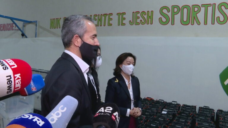 Ambasadorja amerikane ka një kërkesë për numëruesit para nisjes së punës