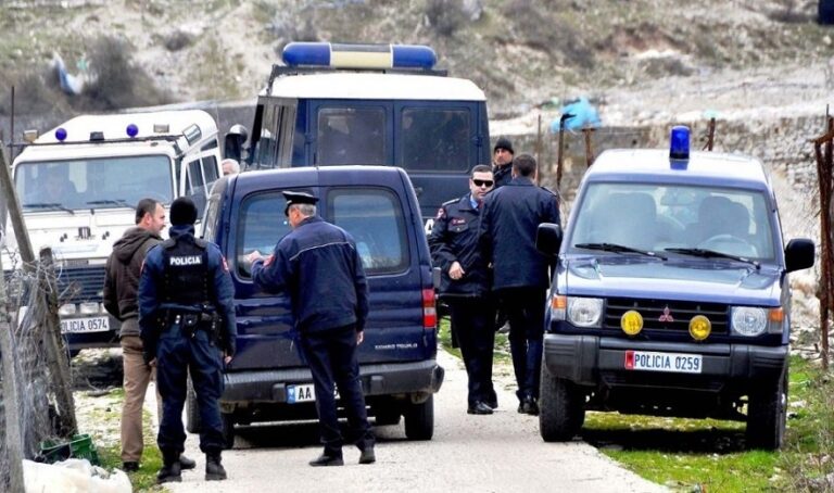 Merrte 200 euro për person, policia arreston 20-vjeçarin që transportonte klandestinë të paligjshëm