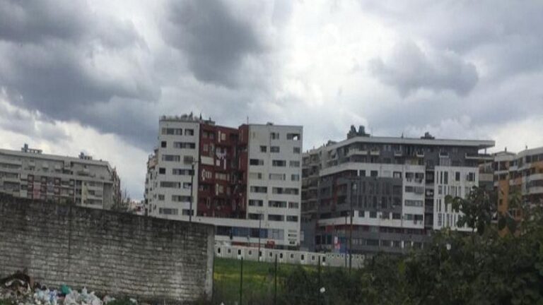 Qytetarët votojnë në kontejnerë në zonën e Bulevardit të ri në Kashar