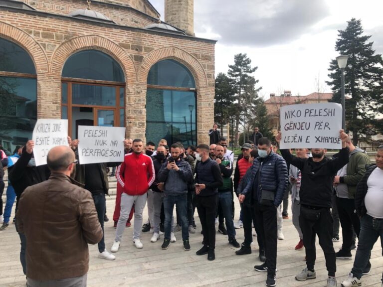 Myslimanët e Korçës të revoltuar: Peleshi organizon takim elektoral në oborrin e xhamisë