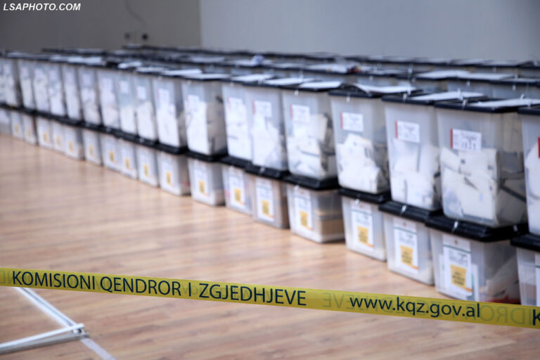Numërimi drejt fundit, “beteja” vijon në Korçë dhe Tiranë! Ja qarqet që kanë mbyllur rezultatin