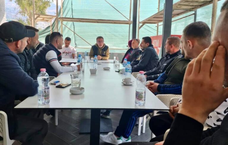 Luan Rama takon “mjeshtrat” e Vlorës: Sjellja rrugaçërore e taksidarëve të pushtetit po mundon biznesin