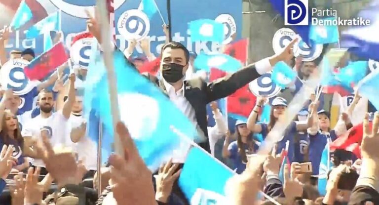Basha pritet me brohoritje nga qytetarët në Korçë: Jemi 4 ditë para fitores tonë të madhe