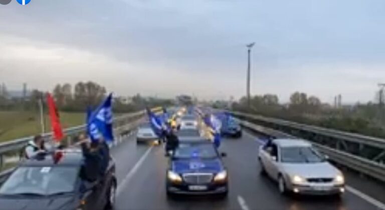 Video/ Basha rrugës për Kurbin, mbështetësit mbushin autostradën