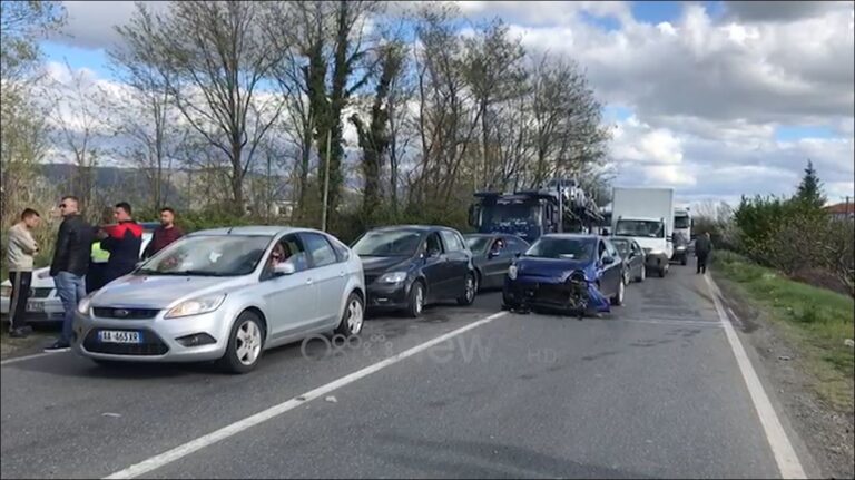 Përmbyset furgoni, bllokohet super superstrada Lezhë- Milot