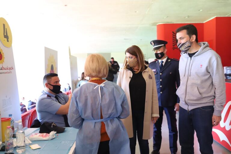 Manastirliu: Do të zbresim fashën për vaksinimin masiv në +60 vjeç