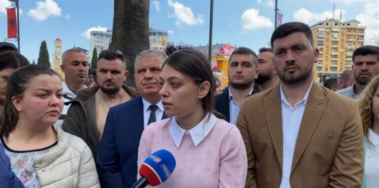 Mehmetaj sqaron incidentin në Fier: Godina private, ambientet i kemi me qera. Punonjësit e Bashkisë erdhën si hajdutë