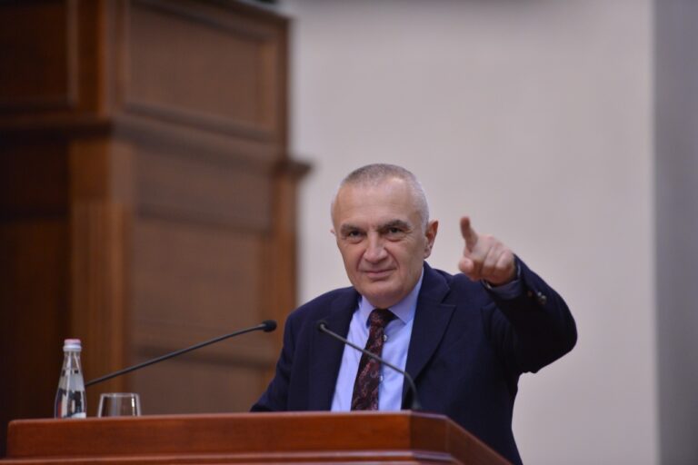 Incidentet me banderolat, Presidenti mbërrin në Fier, lajmëron konferencë për shtyp