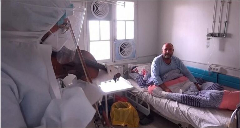 Gjesti emocionues: Doktori luan violinë për pacientët që luftojnë me koronavirusin