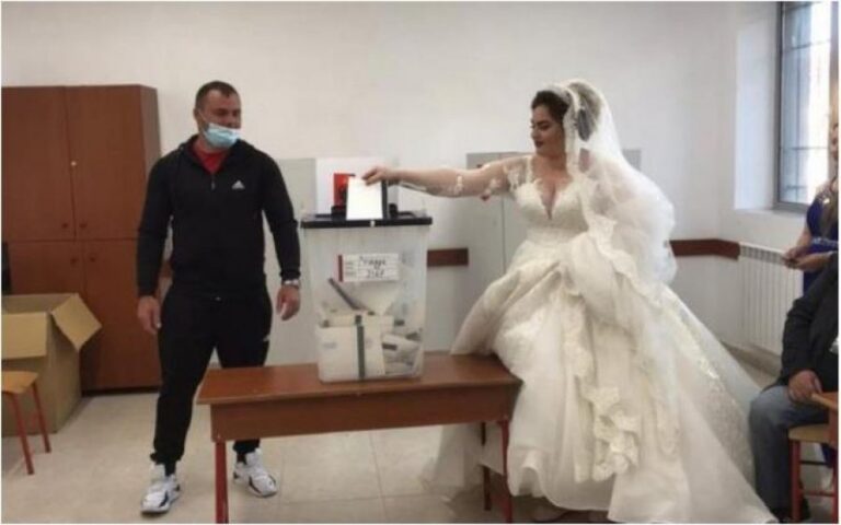 FOTO/ E veshur me fustan të bardhë, nusja në Kavajë shkon të votojë përpara dasmës