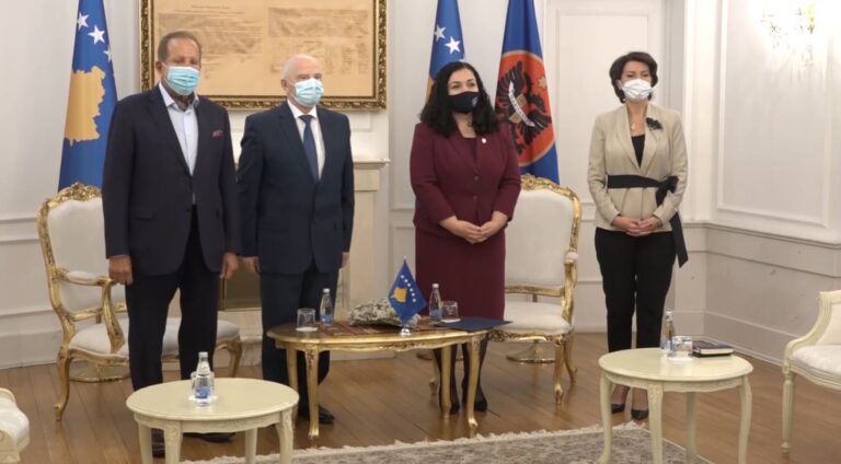 Vjosa Osmani bën takim me ish-Presidentët: Një model të ri të konsultimit të vazhdueshëm