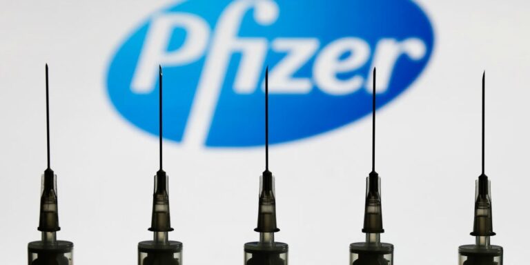 Pfizer: Tre doza të vaksinës janë efektive kundër Omicronit