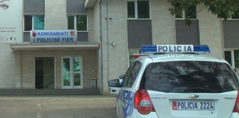 Pronari i lokalit dhe 25 vjeçari goditën policin në Fier, shoqërohen në polici