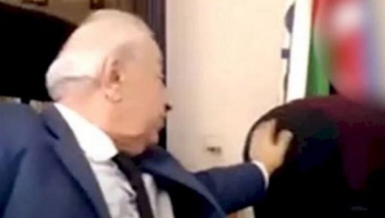 Politikani kapet në video live duke prekur fundshpinën e asistentes (VIDEO)