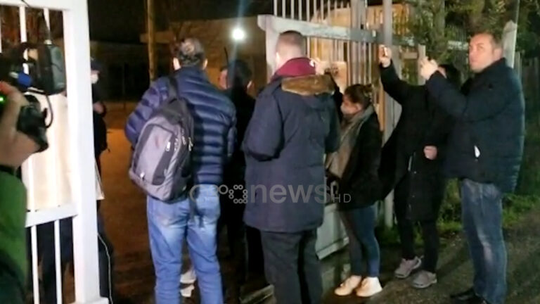 Kontrollorët kërkojnë të hyjnë në ndërtesë, kthehen mbrapsht nga policia