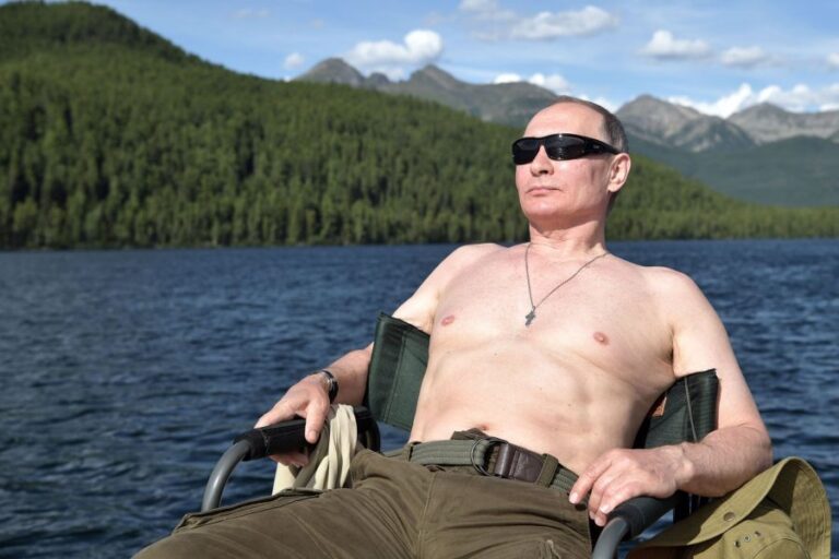 Putin nuk njeh rivalë, shpallet mashkulli më seksi i Rusisë, lë pas aktorë e sportistë