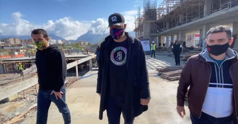 “Deri në pranverën e 2022 do të jetë gati”, Rama, Veliaj dhe Ahmetaj inspektojnë kantierin për lagjen e re te “5 Maji”