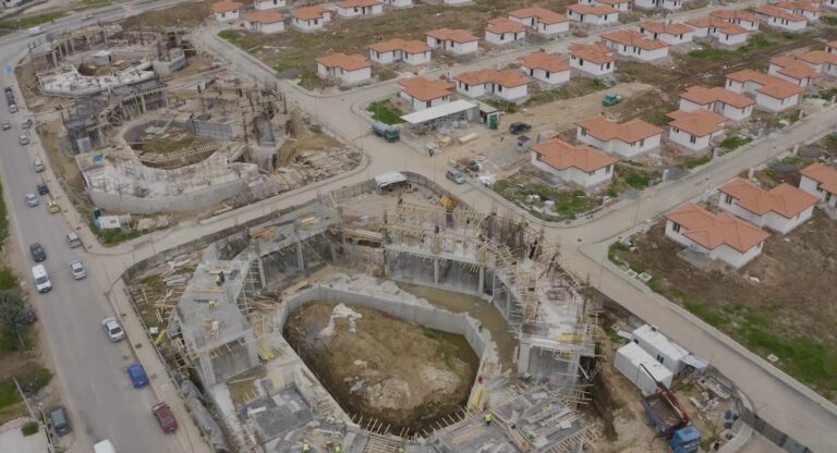 Rama në kantierin e rindërtimit në Fushë-Krujë, batuta me punëtorët
