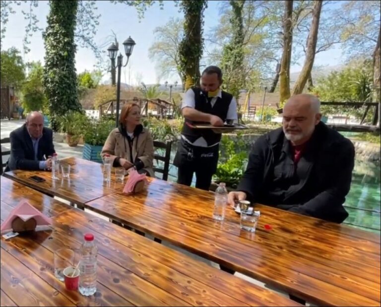 “Ti kanes kala?”/ Ramës i vonohet kafeja në Finiq. Ja çfarë bën