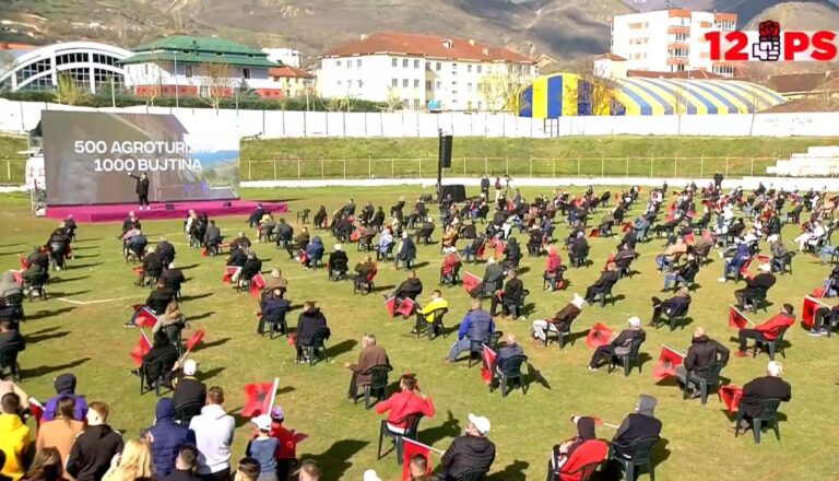 Kryeministrin e përshëndetin nga ballkoni me “Rama ik”: Ku të shkoj mo? S’më mundin dot