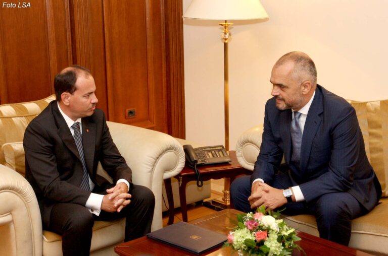 Zoti ish-President Nishani, mos ia ço tortën me dorën tënde Edi Ramës në Surrel!