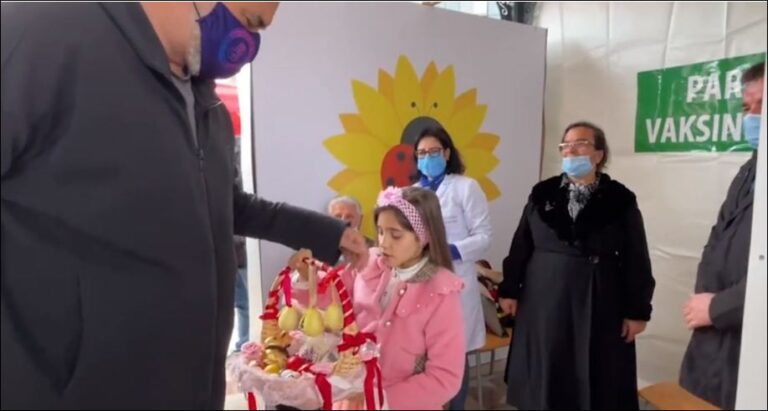 Vajza në Fier i zgjat një vezë për Pashkë, Rama ia merr gjithë shportën