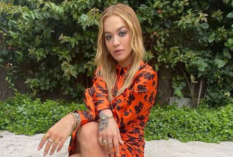 Rita Ora elegante dhe shkëlqyese