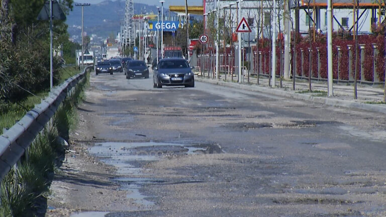 Rruga dytësore Tiranë-Durrës e degraduar, banorët: Kalojmë çdo ditë, na janë dëmtuar makinat