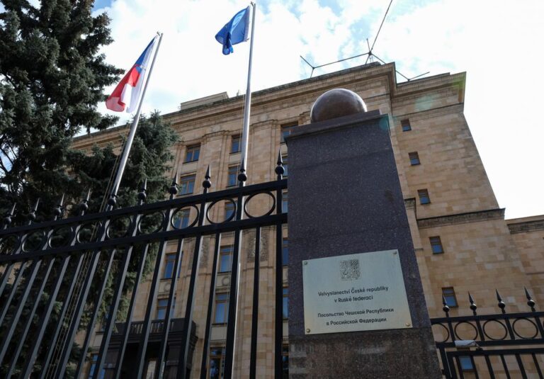 Rusia thotë se do të hakmerret ashpër kundër çekëve për dëbimet e diplomatëve