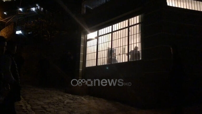 Berat, policia ndërhyn në një konflikt midis dy familjeve, plagoset efektivi