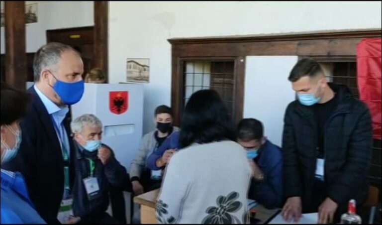 Ambasadori Luigi Soreca në një tjetër qytet, vëzhgon votimet në Kavajë