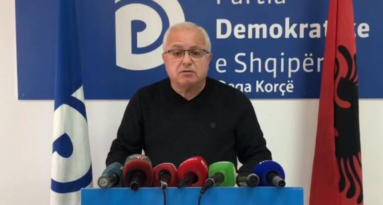 Momenti kur strukturat e PD bllokojnë 3 makina në Korçë, Spaho: Ja kush ishte brenda (VIDEO)