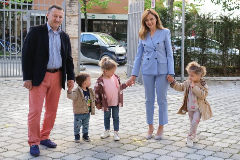 Votoni 9, ndryshimin! – Jorida Tabaku bashkë me fëmijët në qendrën e votimit