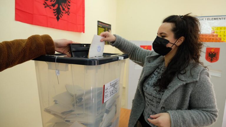 FOTOLAJM/ Ja si votohet në një qendër votimi në Tiranë