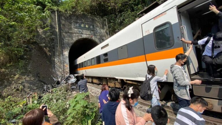 Aksident tragjik në Tajvan! Treni del nga shinat, 36 njerëz humbin jetën