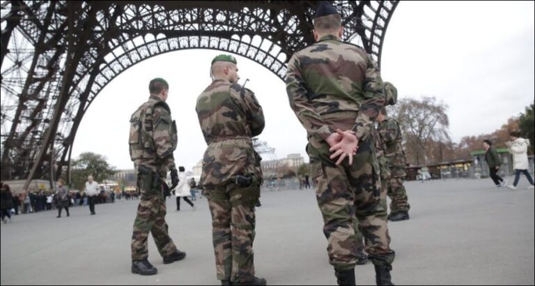Pse Emmanuel Macron rrezikohet nga një grusht shteti nga ana e ushtarakëve