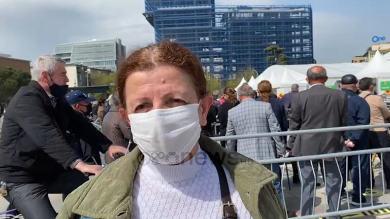 “Unë dëgjova ministren dhe erdha këtu”/ 60-vjeçares me sëmundje kronike nuk ia bëjnë vaksinën