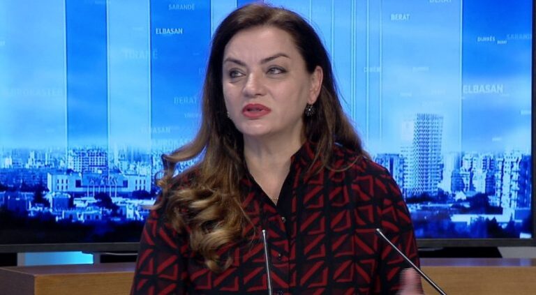 “Na votoni, t’iu bëjmë vaksinën”, Vokshi denoncon live: Zyrat e qeverisë punojnë pas orës 20:00