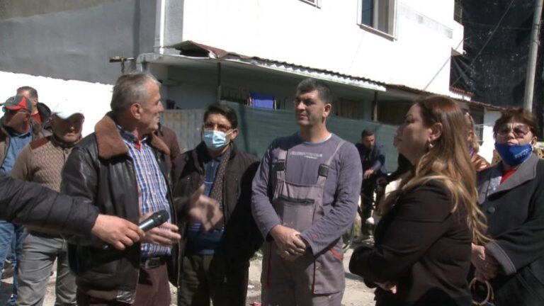 “Jemi të huaj në vendin tonë, qeveria na ka lënë në baltë”, Albana Vokshi takime me banorët e njësisë 9 në Tiranë