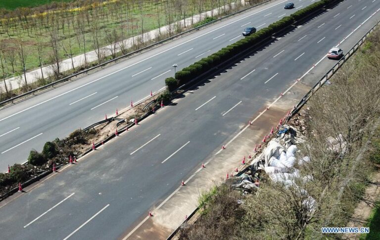 11 persona të vrarë dhe 19 të plagosur nga përplasja e një kamioni me autobusin e pasagjerëve