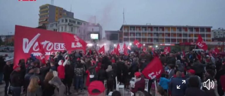 Video+Foto/ Mijëra fierakë sfidojnë shiun e pushtojnë sheshin me Monika Kryemadhin dhe LSI
