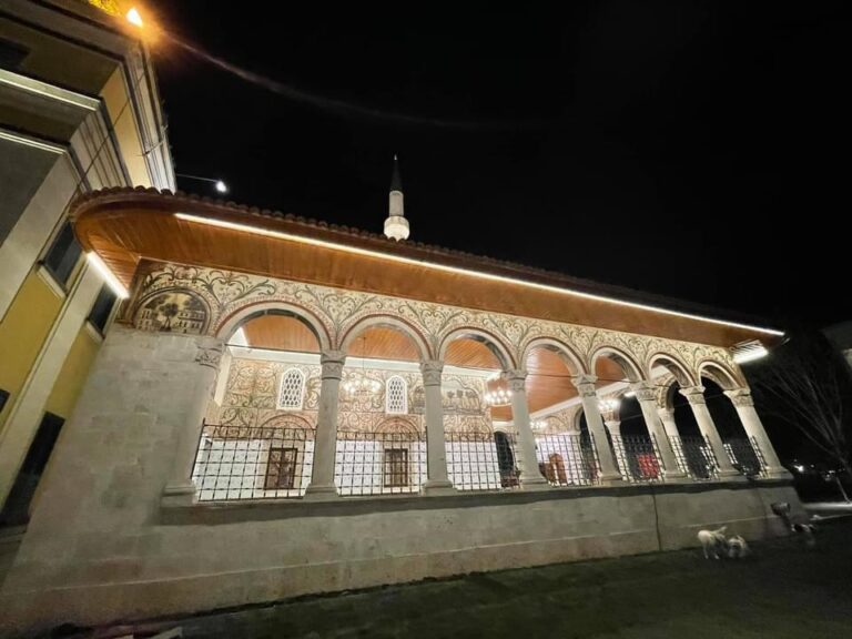 Veliaj uron besimtarët për muajin e Ramazanit me pamjen e xhamisë “Et’hem Beut”