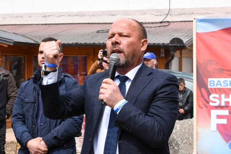 Xhelal Mziu mesazh dibranëve që nuk votuan ndryshimin: Do ju mallkojnë fëmijët për 5 mijë lekëshin që keni marrë