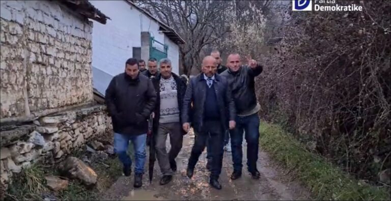 “Braktisen fshatrat, mbyllen shkollat”, Xhelal Mziu viziton fshatrat ne Diber: Rilindja shkaterroi arsimin